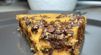 Torta di zucca con gocce di cioccolato: è super cremosa e senza zucchero