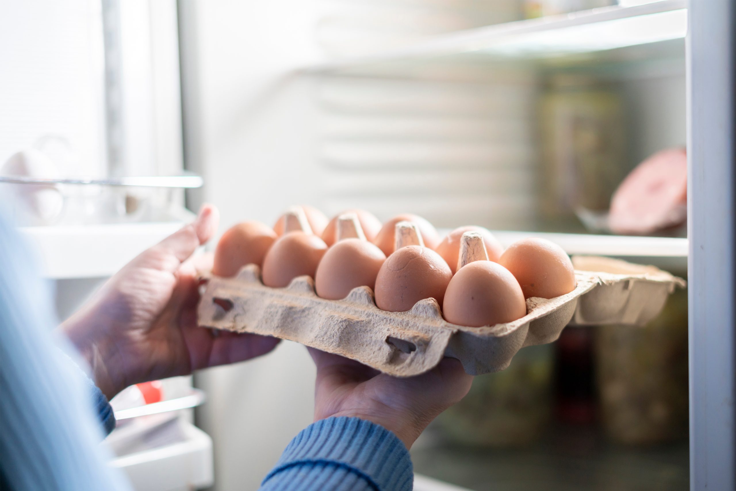 Bisogna conservare Le uova dentro o fuori dal frigo? La risposta dell’esperto!