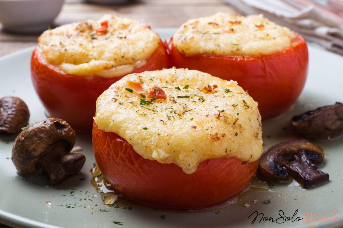 Pomodori al forno ripieni: li preparo in un baleno e senza riso!