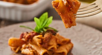 Rigatoni al ragù montanaro con salsiccia e i funghi. Semplici e gustosi