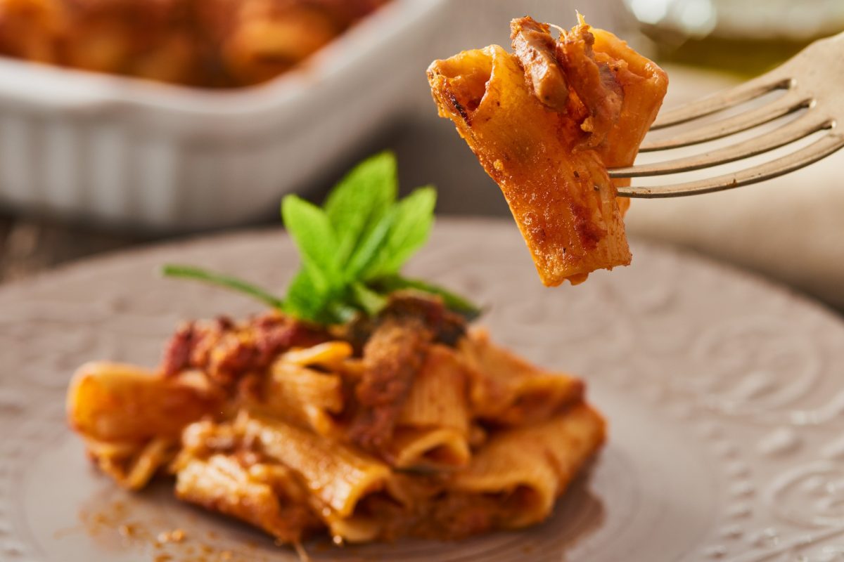 Rigatoni al ragù montanaro con salsiccia e i funghi. Semplici e gustosi