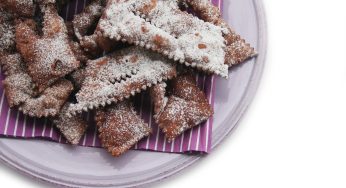 Chiacchiere al cacao: la semplice ricetta dal gusto insolito. Sono deliziose e croccanti