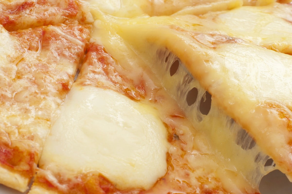 Pizza in padella senza farina: la preparo in pochi minuti. Ha 100 kcal