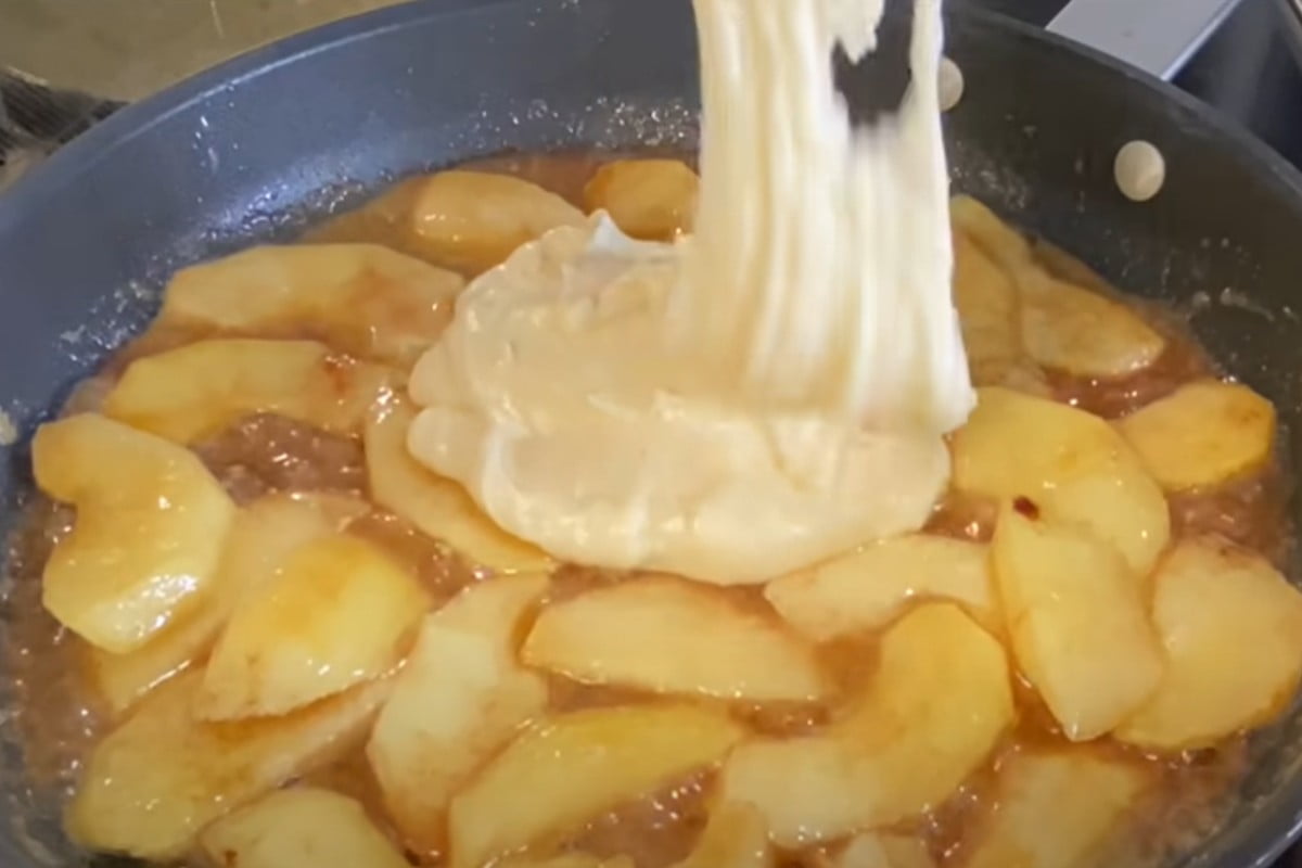 Torta di mele in padella: 2 mele ed 1 solo uovo! È veloce e golosissima