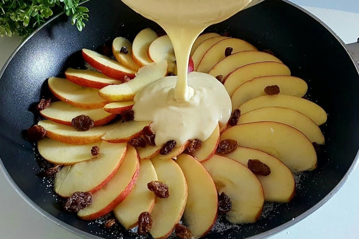 Torta di mele in padella: la prepari in 5 minuti con 1 uovo e 2 cucchiai di olio. Ha 160 kcal