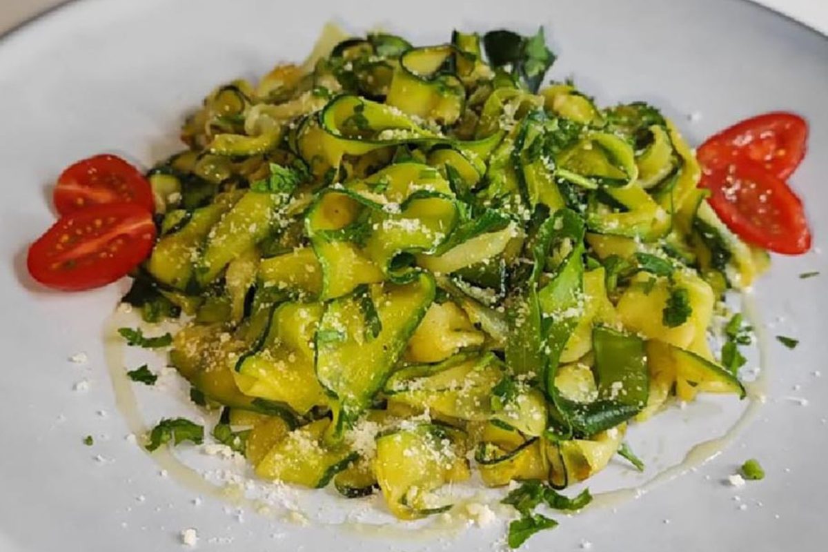 Il contorno di zucchine pronto in pochi minuti: gustosissimo e con pochissime calorie!