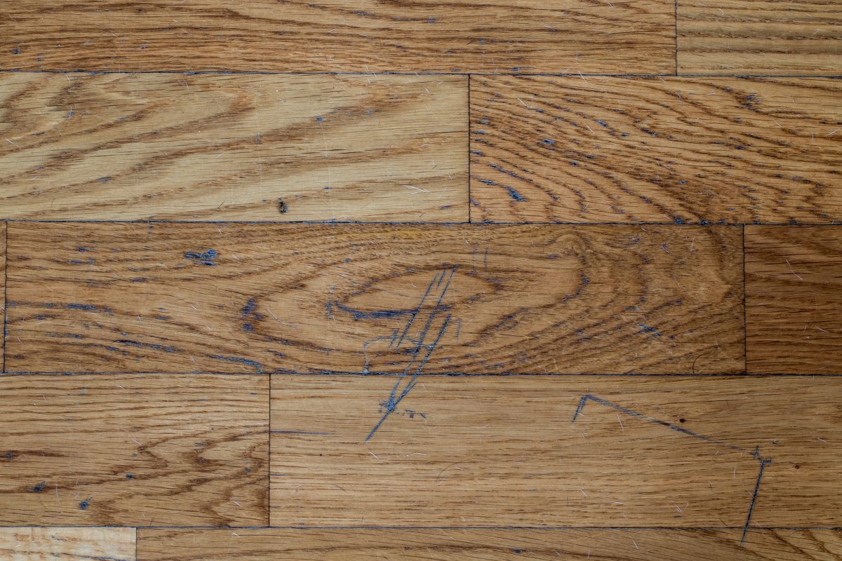 Parquet graffiato: il trucco per eliminarli è facilissimo. Scopri come fare!