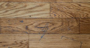 Parquet graffiato: il trucco per eliminarli è facilissimo. Scopri come fare!