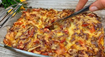 Grattugia le patate, unisci peperoni e cipolla e via in forno. La cena è pronta in pochi minuti!