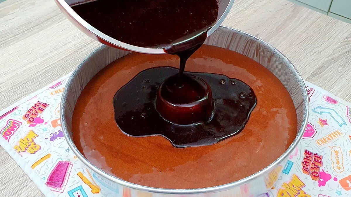 Torta al cioccolato: il segreto è versarlo sul dolce crudo! 